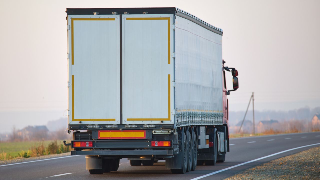 Scania destaca que traseira arqueada é prejudicial aos caminhões